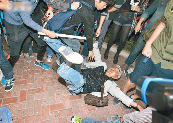 香港媒体以“暴徒”称呼反水客示威者