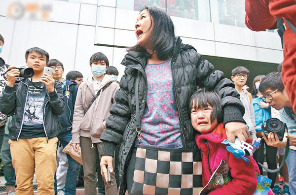 网曝香港“反水客”青年“围攻”大陆母女
