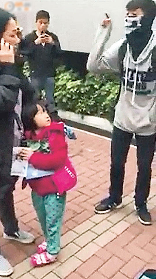 网曝香港“反水客”青年“围攻”大陆母女
