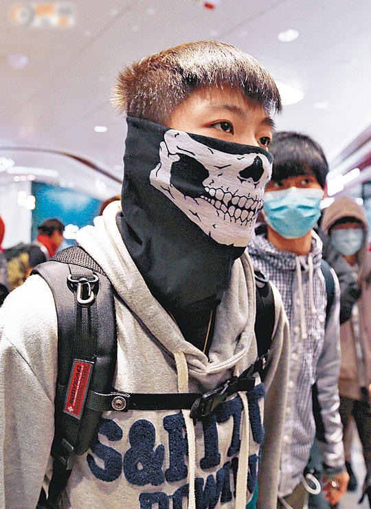 网曝香港“反水客”青年“围攻”大陆母女