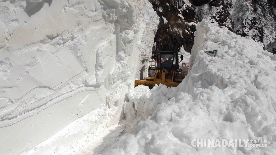 西藏日喀则公路遭雪崩断通6天 武警全力抢通