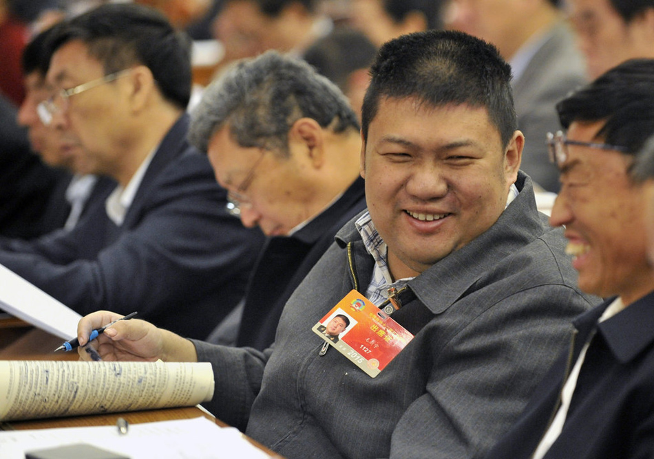 毛新宇委员会议现场认真记笔记