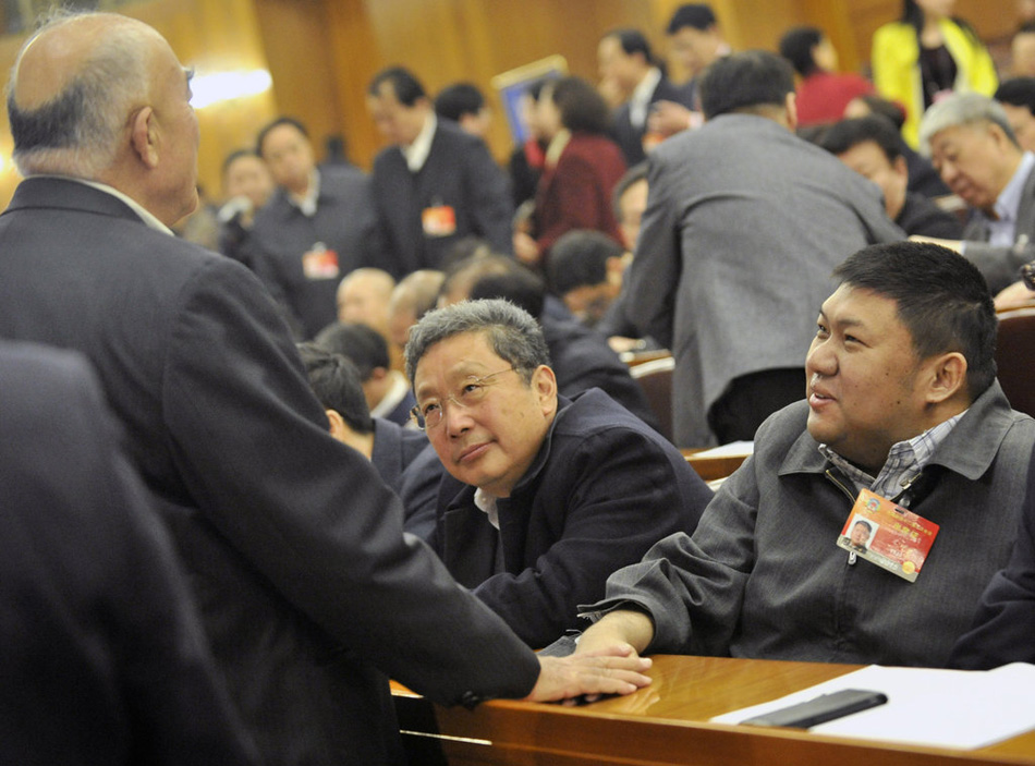 毛新宇委员会议现场认真记笔记
