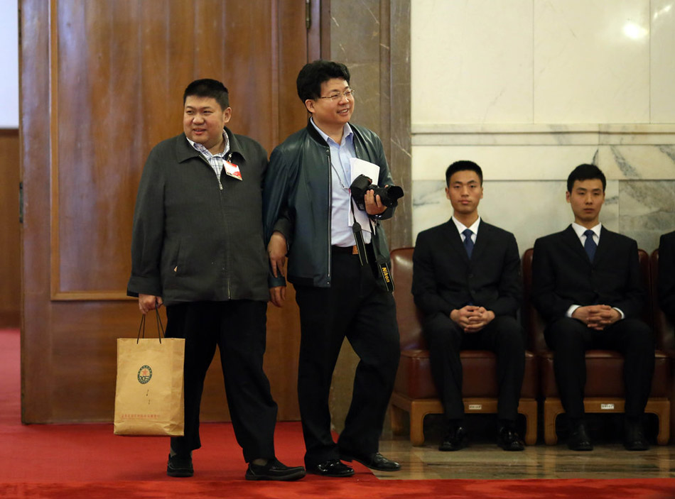 毛新宇委员会议现场认真记笔记