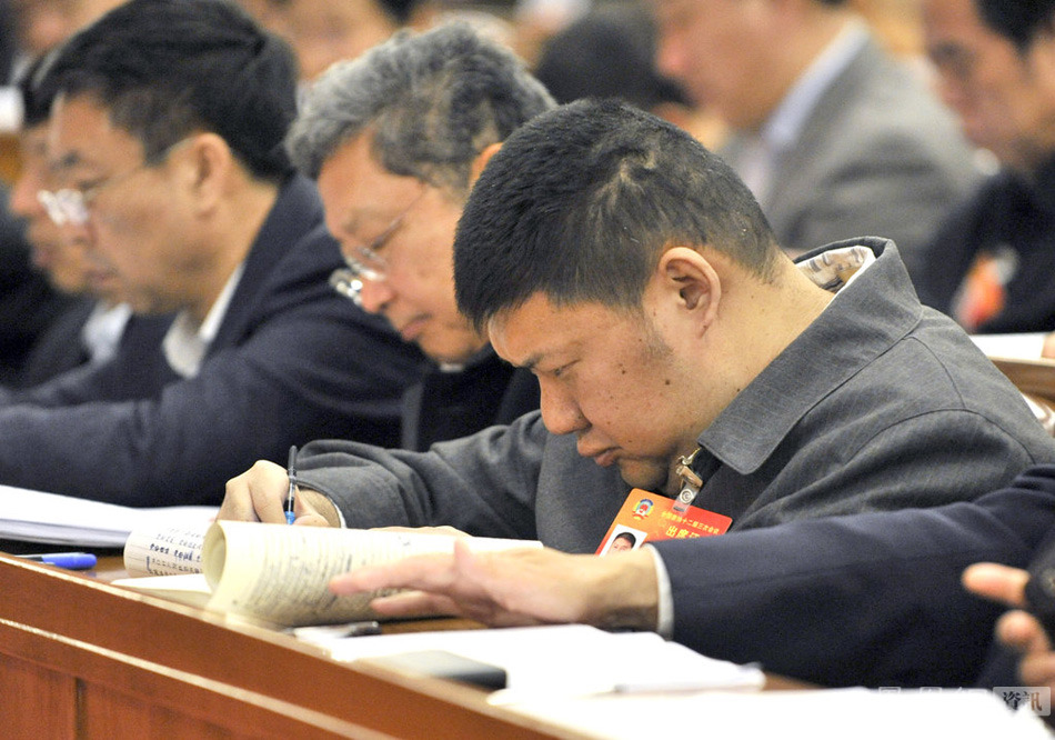 毛新宇委员会议现场认真记笔记