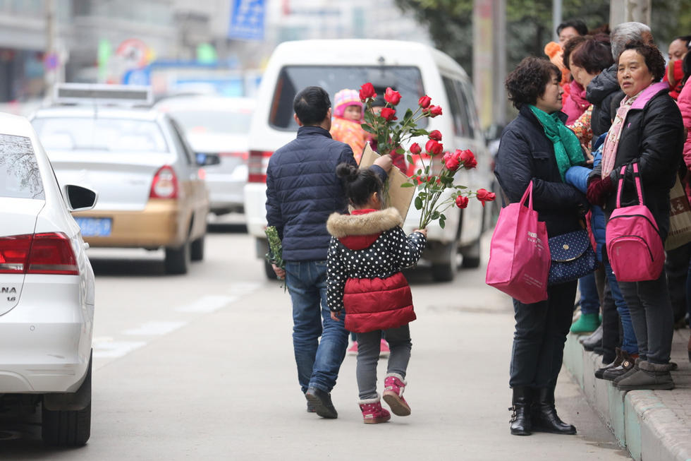 七岁女童卖花救妹妹