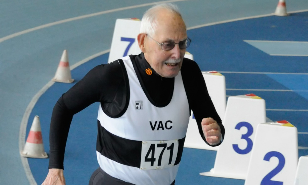 英国95岁老人打破200米赛跑纪录 称要勇于挑战自己
