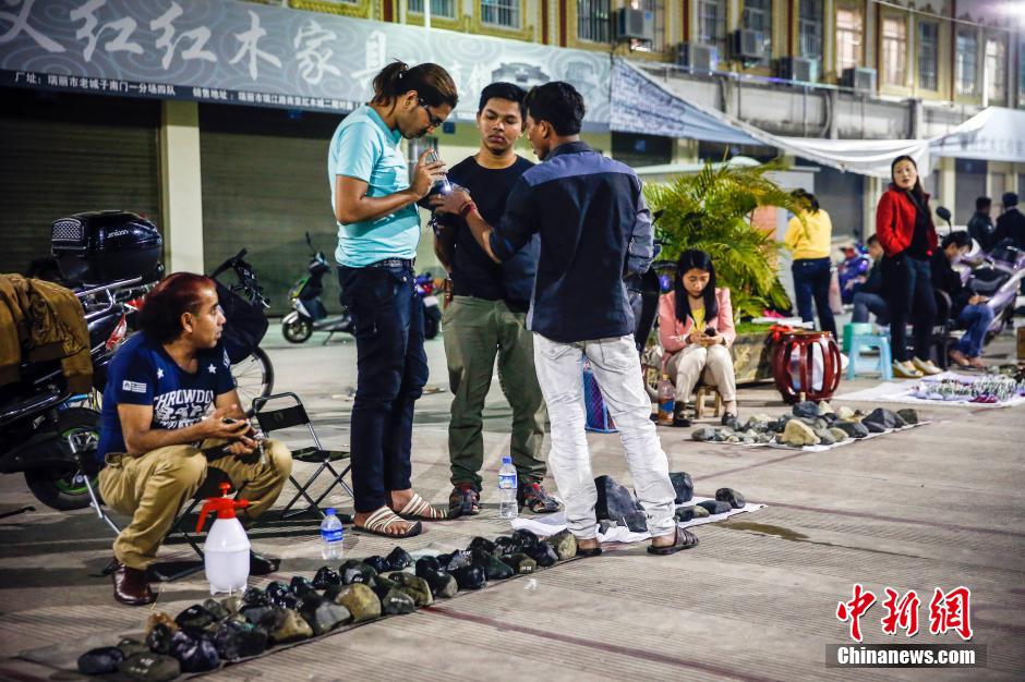 中国珠宝城里的缅甸商人