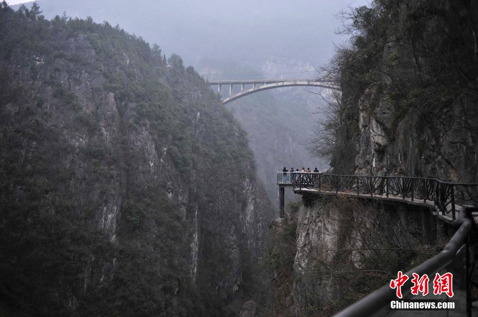 重庆武陵山区陡壁上建惊险“空中栈道”
