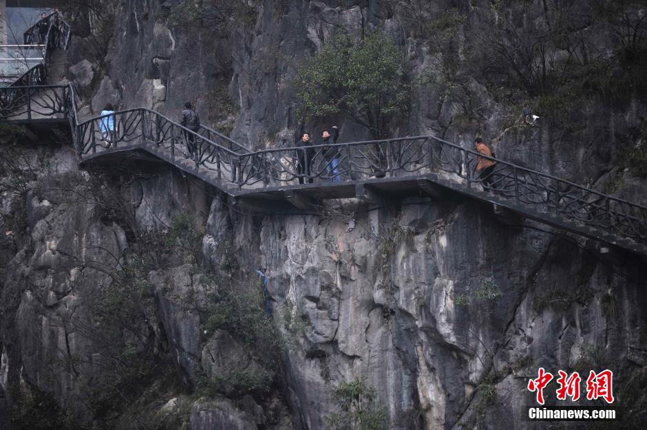 重庆武陵山区陡壁上建惊险“空中栈道”