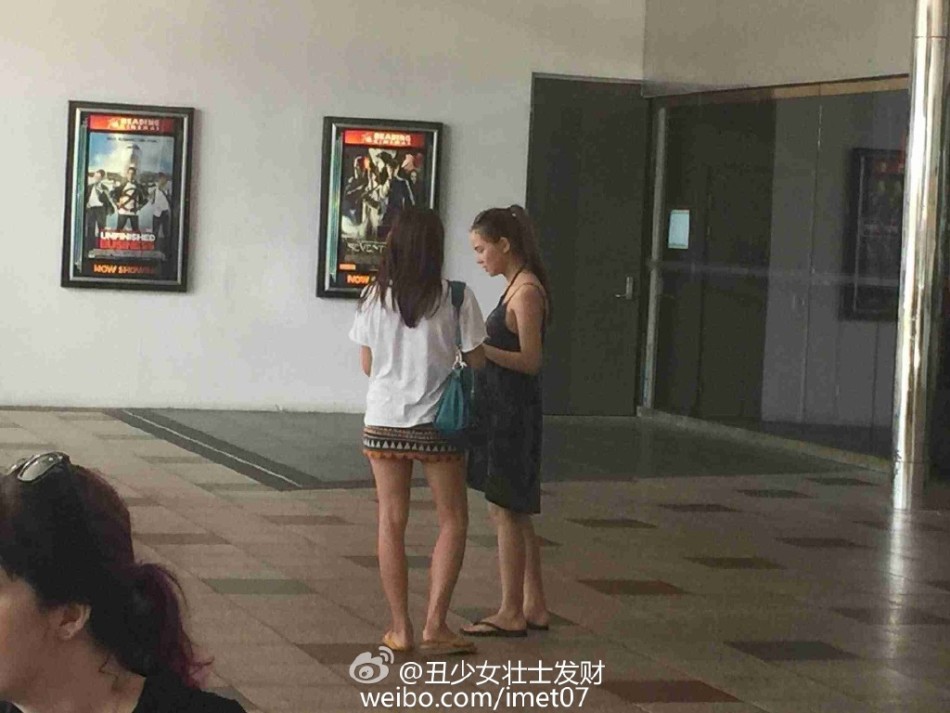 组图：周杰伦夫妇婚后扫货 昆凌穿吊带裙搭凉拖