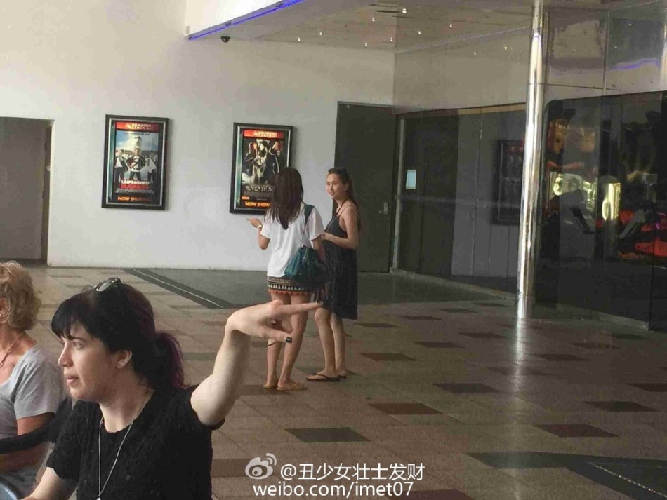组图：周杰伦夫妇婚后扫货 昆凌穿吊带裙搭凉拖