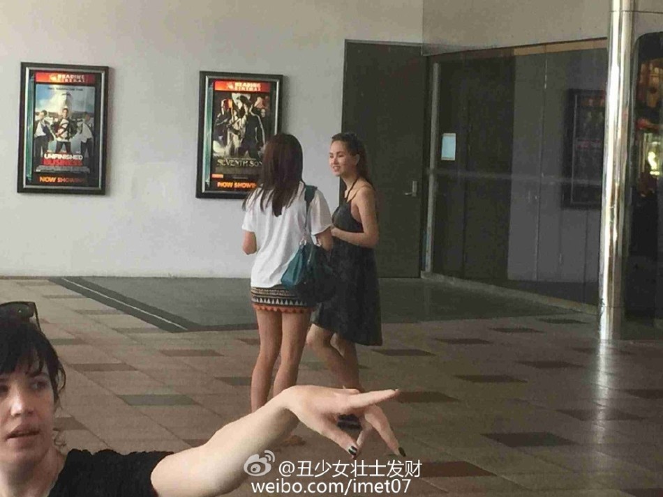 组图：周杰伦夫妇婚后扫货 昆凌穿吊带裙搭凉拖