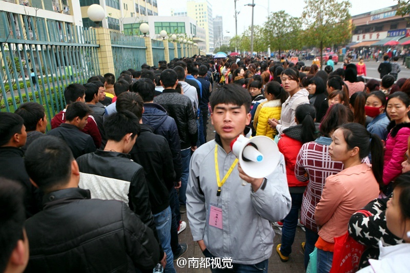 广东一工厂招工：求职者通宵排队