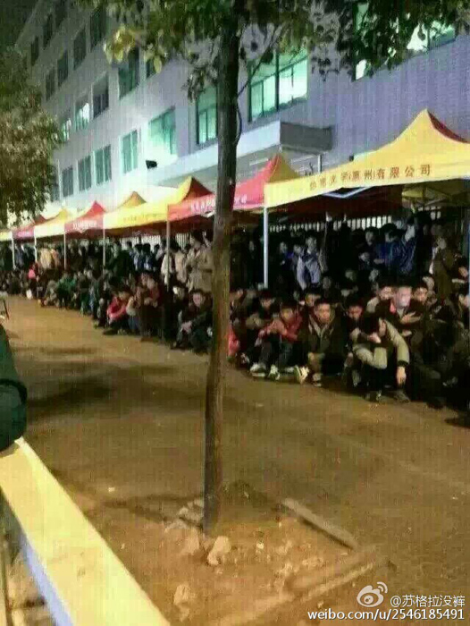 广东一工厂招工：求职者通宵排队