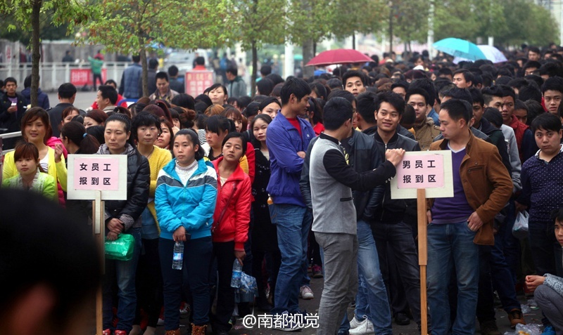 广东一工厂招工：求职者通宵排队