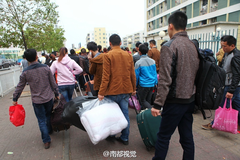广东一工厂招工：求职者通宵排队