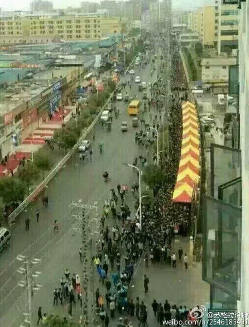 广东一工厂招工：求职者通宵排队
