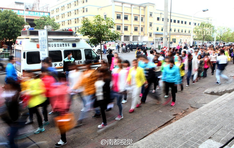 广东一工厂招工：求职者通宵排队