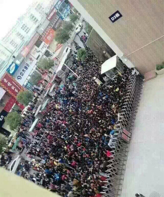 广东一工厂招工:求职者通宵排队