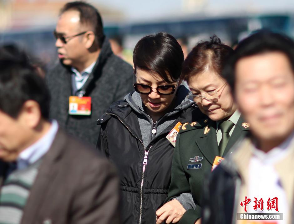 全国政协十二届三次会议第四次全体会议　宋丹丹 宋春丽参会