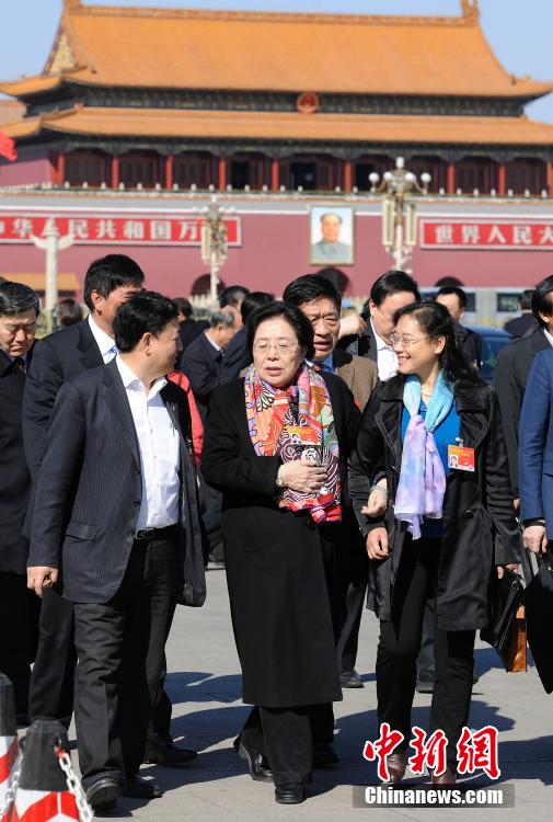 全国政协十二届三次会议第四次全体会议　宋丹丹 宋春丽参会