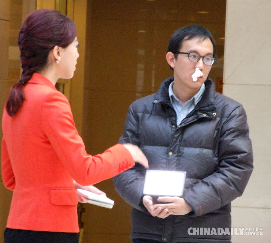 两会一幕：灯光师流鼻血坚持工作