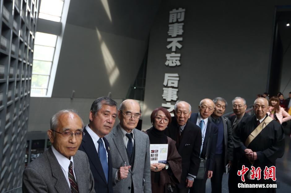 日本“村山谈话之会”参观南京大屠杀遇难同胞纪念馆