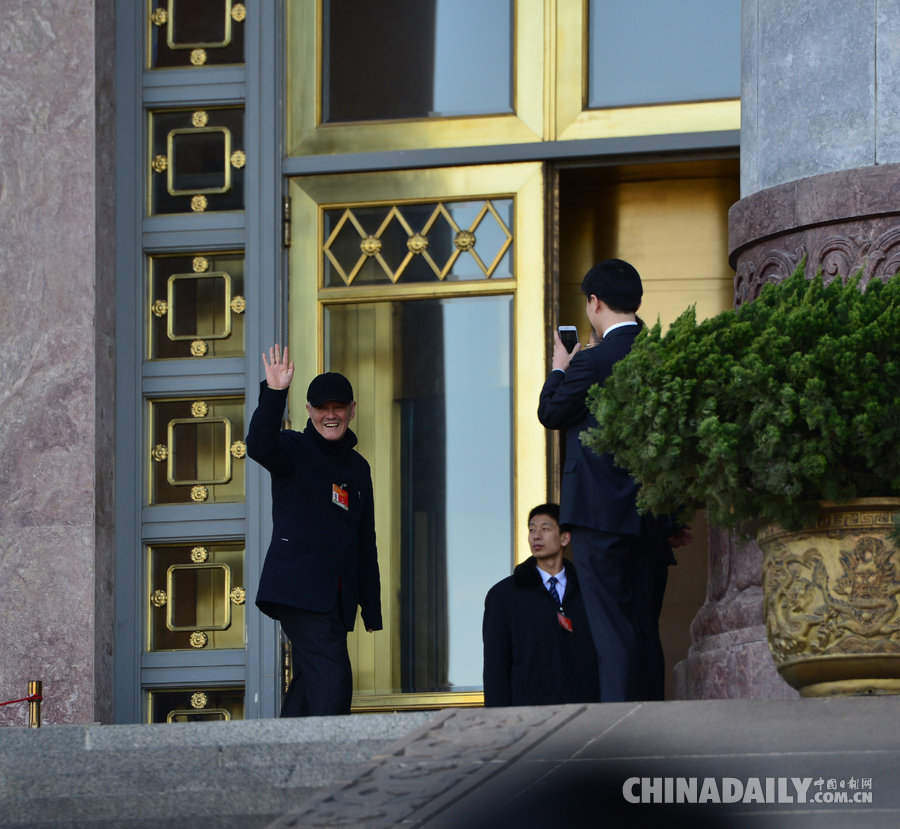 政协闭幕：赵本山向记者脱帽敬礼挥手告别
