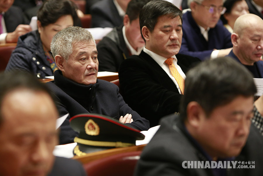 政协闭幕：赵本山向记者脱帽敬礼挥手告别