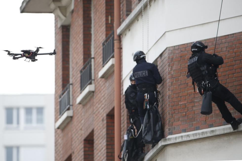 巴黎发生人质劫持事件 警方用无人机救援