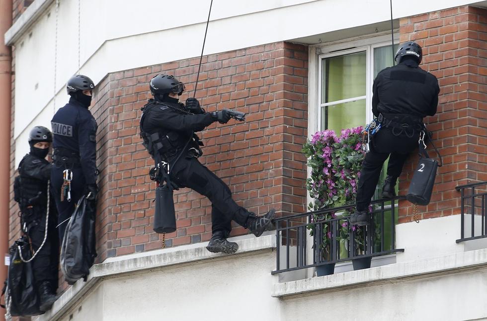 巴黎发生人质劫持事件 警方用无人机救援