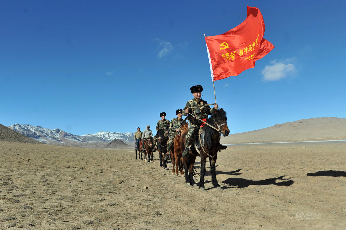 新疆马背上的“两会”宣传队