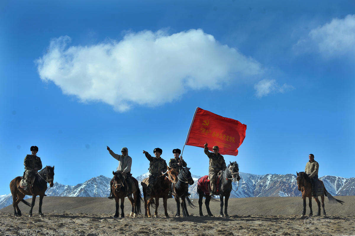 新疆马背上的“两会”宣传队