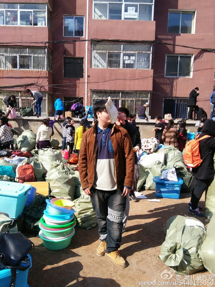 辽宁一大学公寓大门被焊 数千学生翻墙搬家