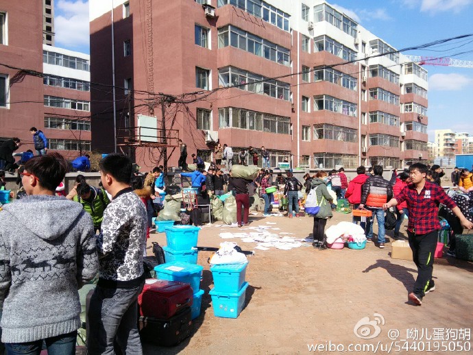 辽宁一大学公寓大门被焊 数千学生翻墙搬家
