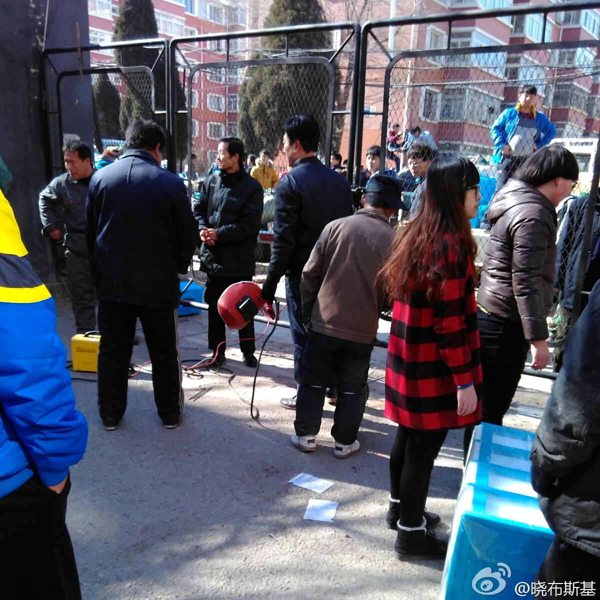 辽宁一大学公寓大门被焊 数千学生翻墙搬家