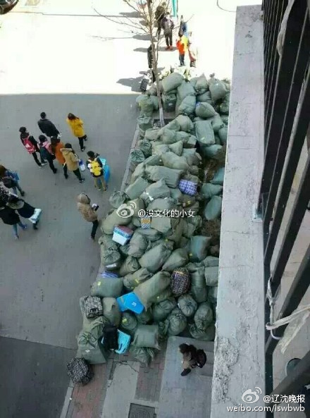 辽宁一大学公寓大门被焊 数千学生翻墙搬家