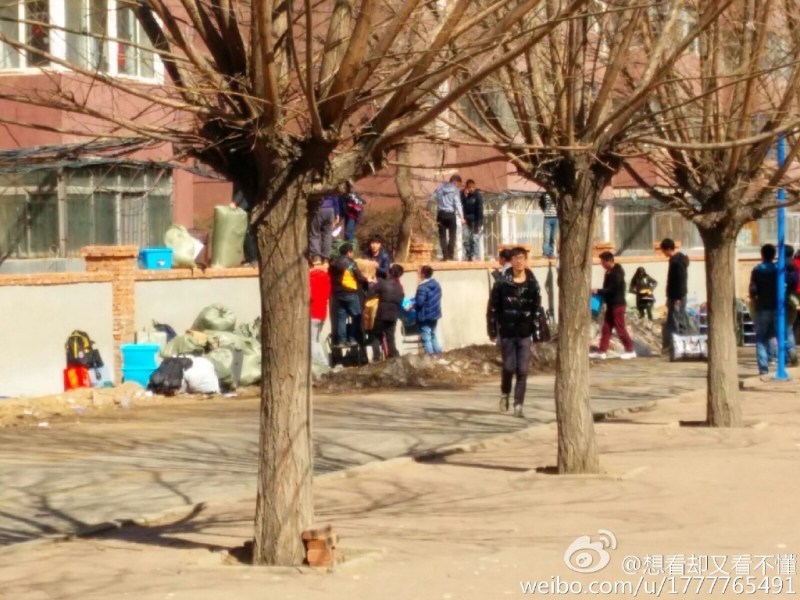 辽宁一大学公寓大门被焊 数千学生翻墙搬家