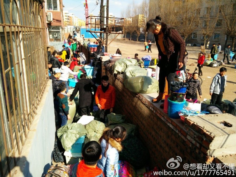 辽宁一大学公寓大门被焊 数千学生翻墙搬家