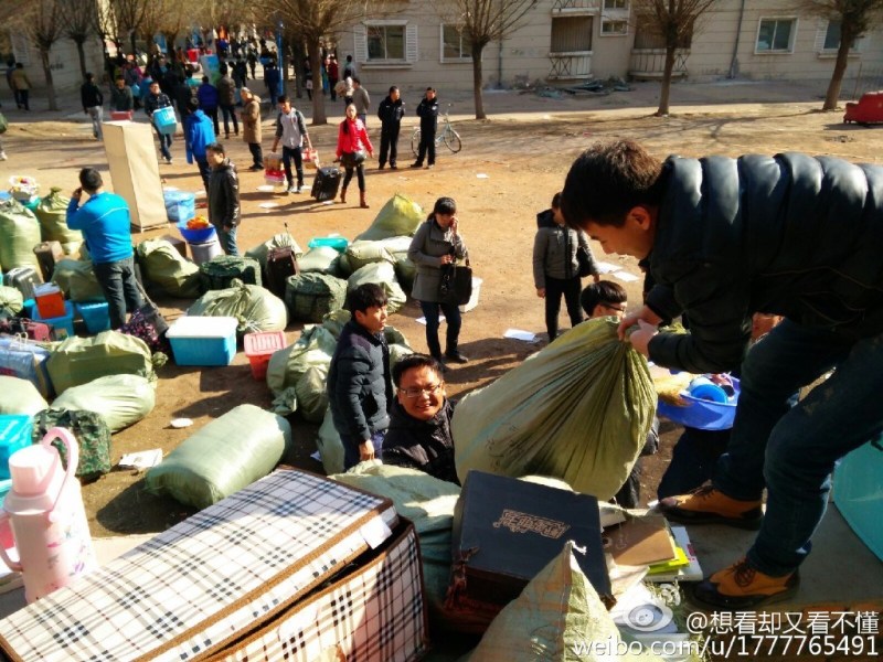 辽宁一大学公寓大门被焊 数千学生翻墙搬家