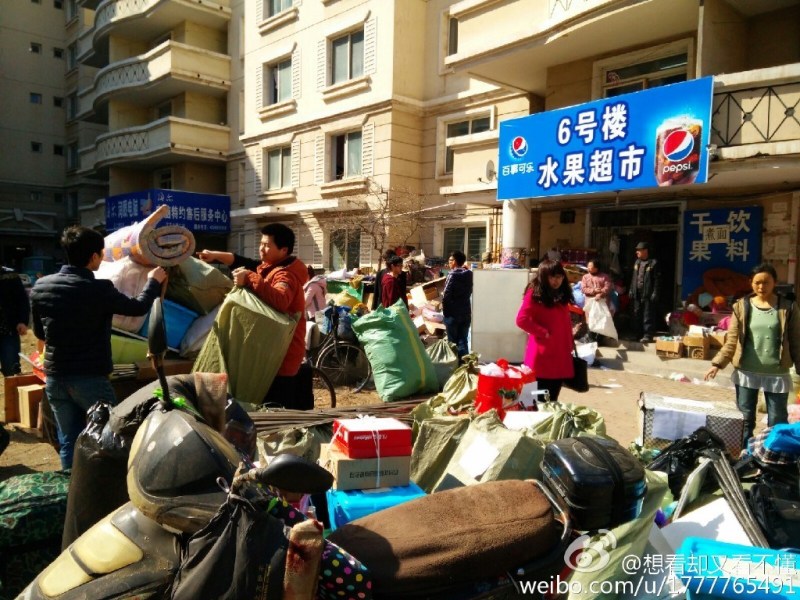 辽宁一大学公寓大门被焊 数千学生翻墙搬家