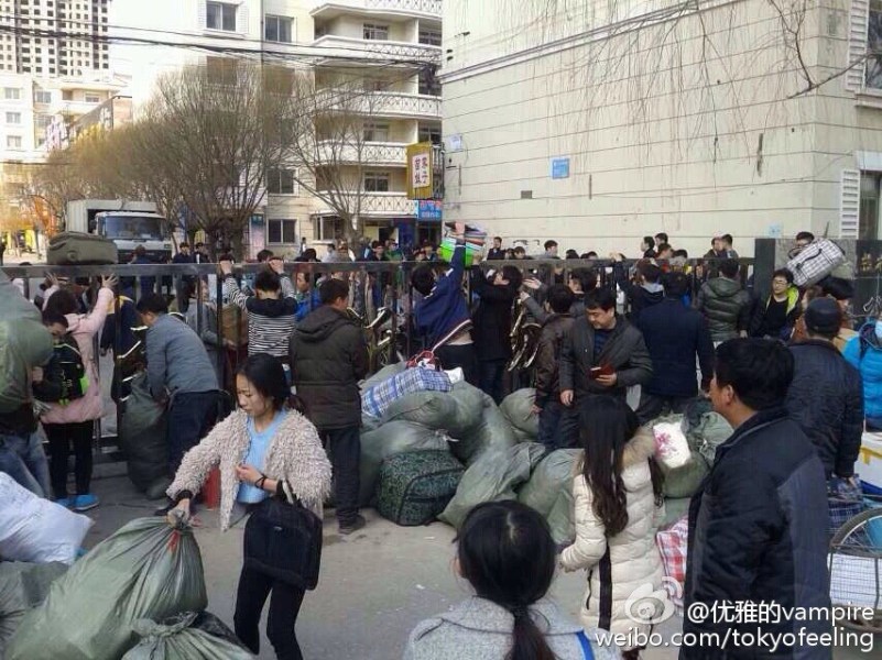 辽宁一大学公寓大门被焊 数千学生翻墙搬家