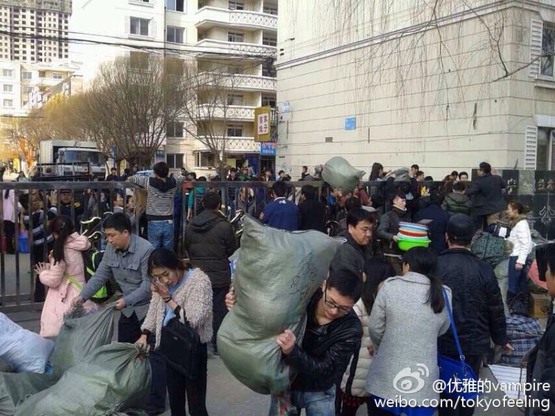 辽宁一大学公寓大门被焊 数千学生翻墙搬家