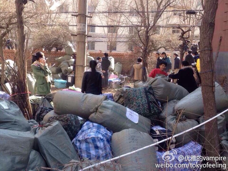 辽宁一大学公寓大门被焊 数千学生翻墙搬家