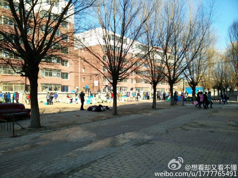 辽宁一大学公寓大门被焊 数千学生翻墙搬家
