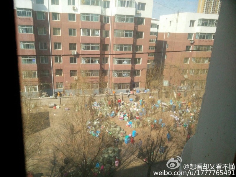 辽宁一大学公寓大门被焊 数千学生翻墙搬家