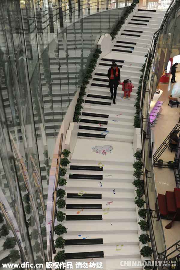 济南现发声“钢琴楼梯” 引市民围观体验踩曲