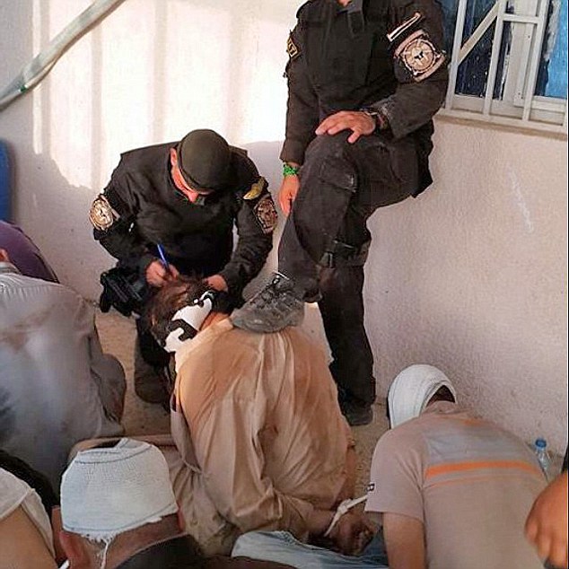 伊拉克军人疯狂虐囚
