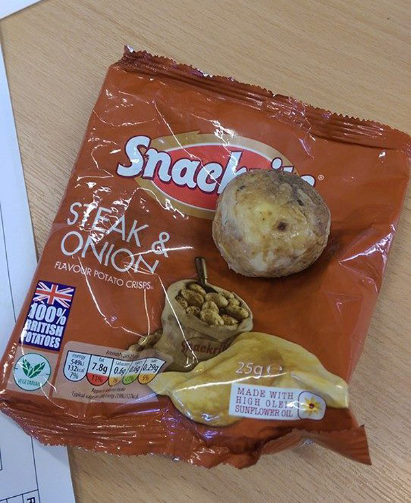 英国男子超市购买薯片 打开包装发现整颗马铃薯(组图)